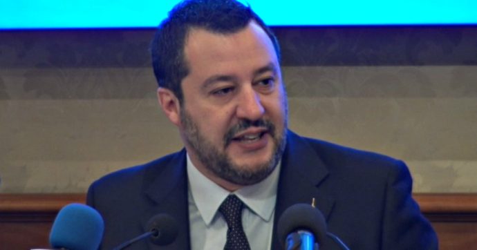 Coronavirus, la tv svizzera replica alla bufala anti-euro di Salvini: “Qui non si stampa moneta e i soldi non piovono dal cielo”