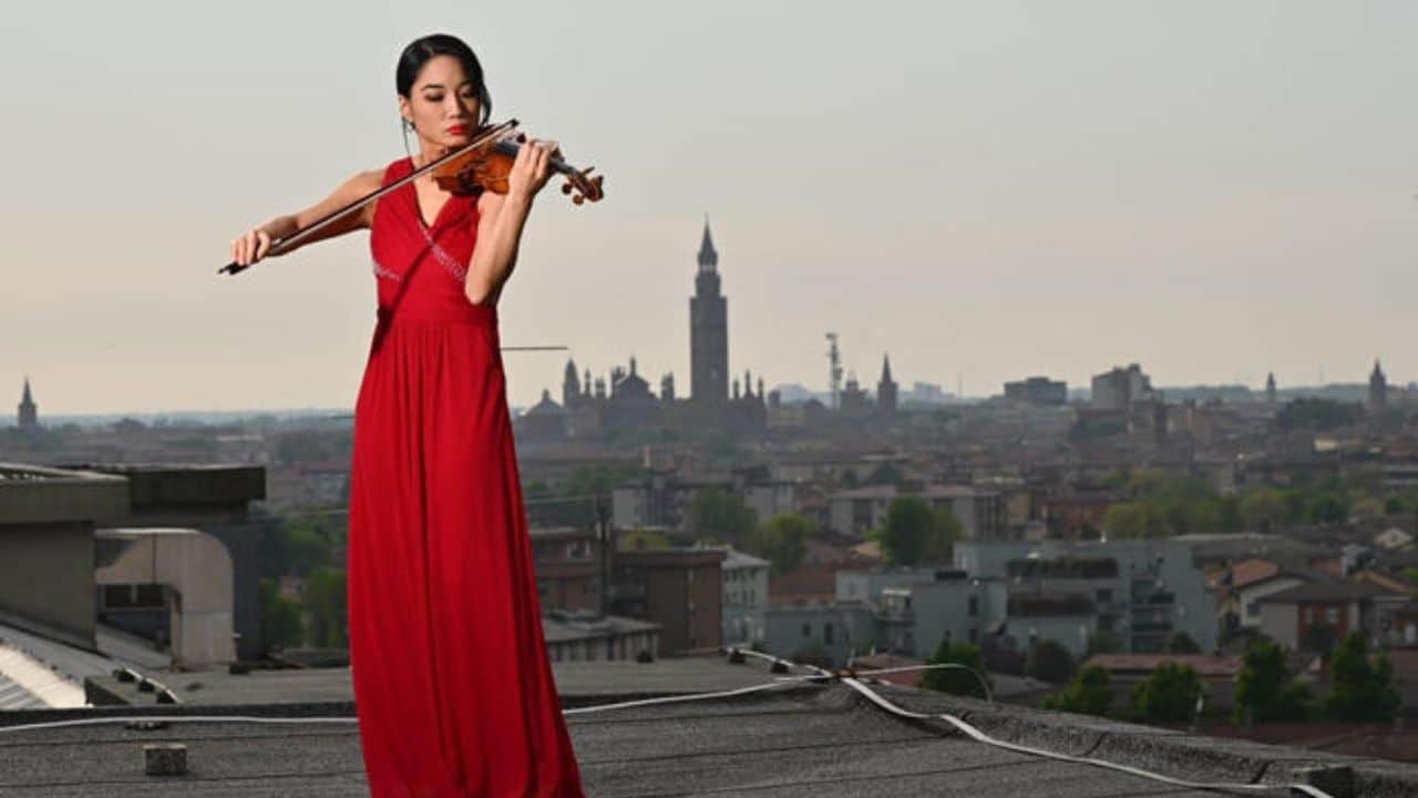 L’incantevole video di una donna che suona il violino sul tetto dell’ospedale di Cremona – VIDEO