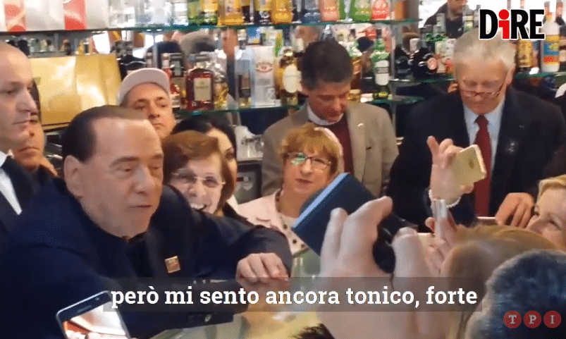 La battuta di Berlusconi: “Prima ne facevo sei per notte, ora dopo la terza mi addormento” | VIDEO