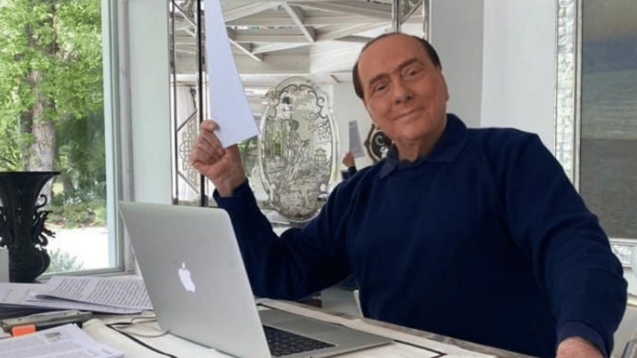 Berlusconi pubblica una foto in smart working, ma dietro di lui spunta un sedere nudo