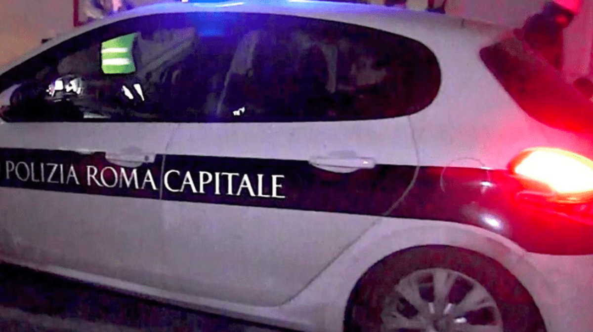 Roma, vigili fanno sesso nell’auto di servizio ma lasciano la radio accesa: aperta un’inchiesta