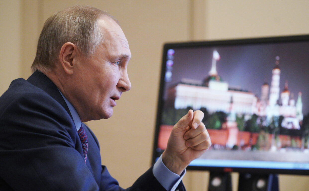 Putin firma il decreto, da domani il gas dovrà essere pagato in rubli: «Altrimenti interromperemo le forniture»