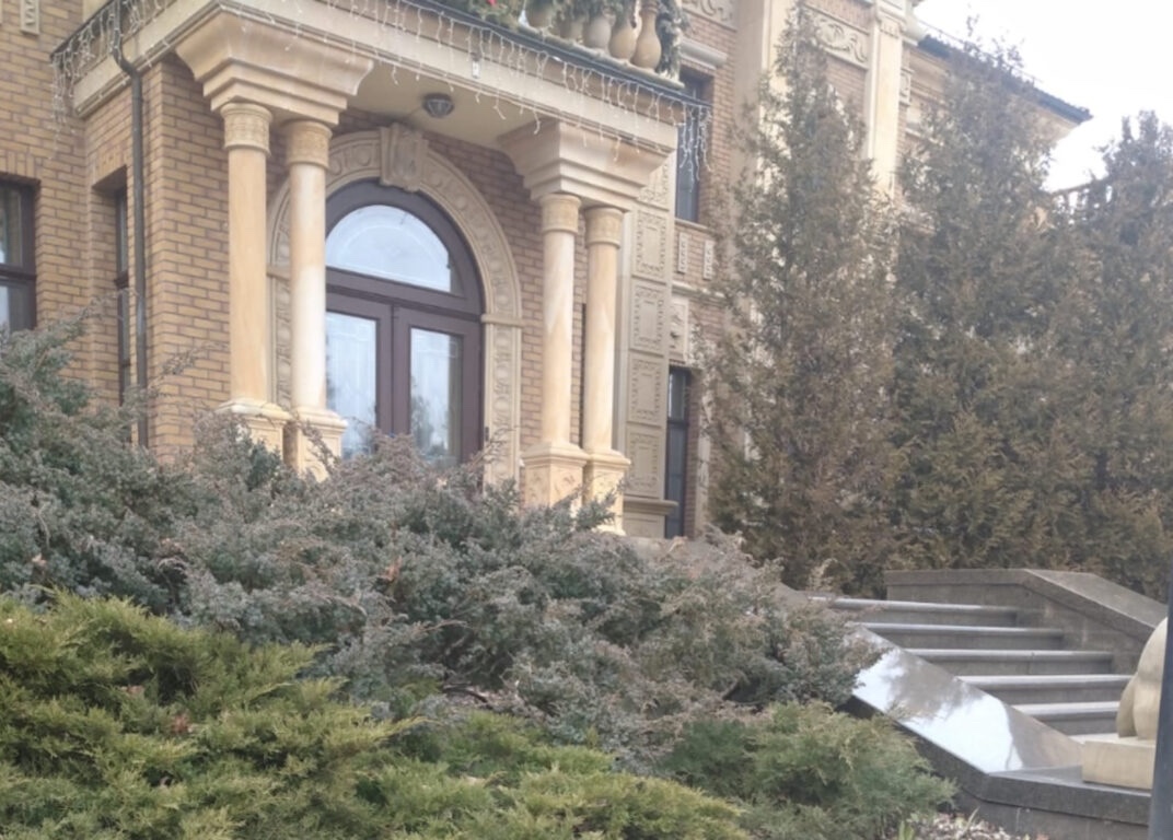 Un razzo russo è caduto nel giardino di casa di Zelensky: «Colpo mancato» – Le foto