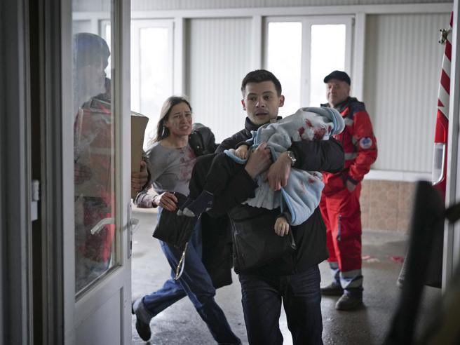 Il dramma di Kirill, ucciso a 18 mesi dai bombardamenti di Mariupol