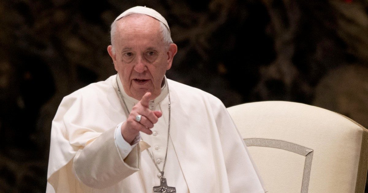 Papa Francesco: “Mi sono vergognato per l’aumento della spesa per le armi al 2%. Una pazzia“