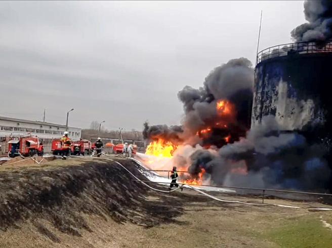 Primo attacco dell’Ucraina su suolo russo: colpito deposito petrolifero a Belgorod | VIDEO
