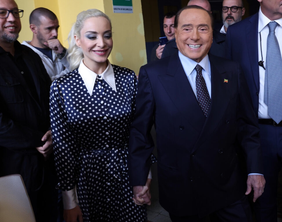 Berlusconi in coda al seggio: «Ho fatto una caduta di 5 metri: potevo uccidermi»