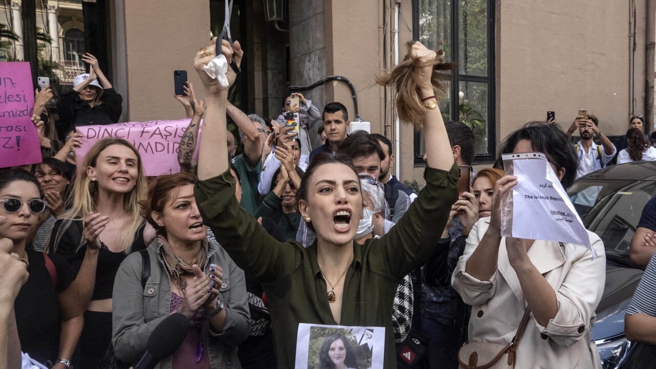 Roma, professore taglia ciocca capelli a ragazza iraniana: “Non sostieni la protesta?”