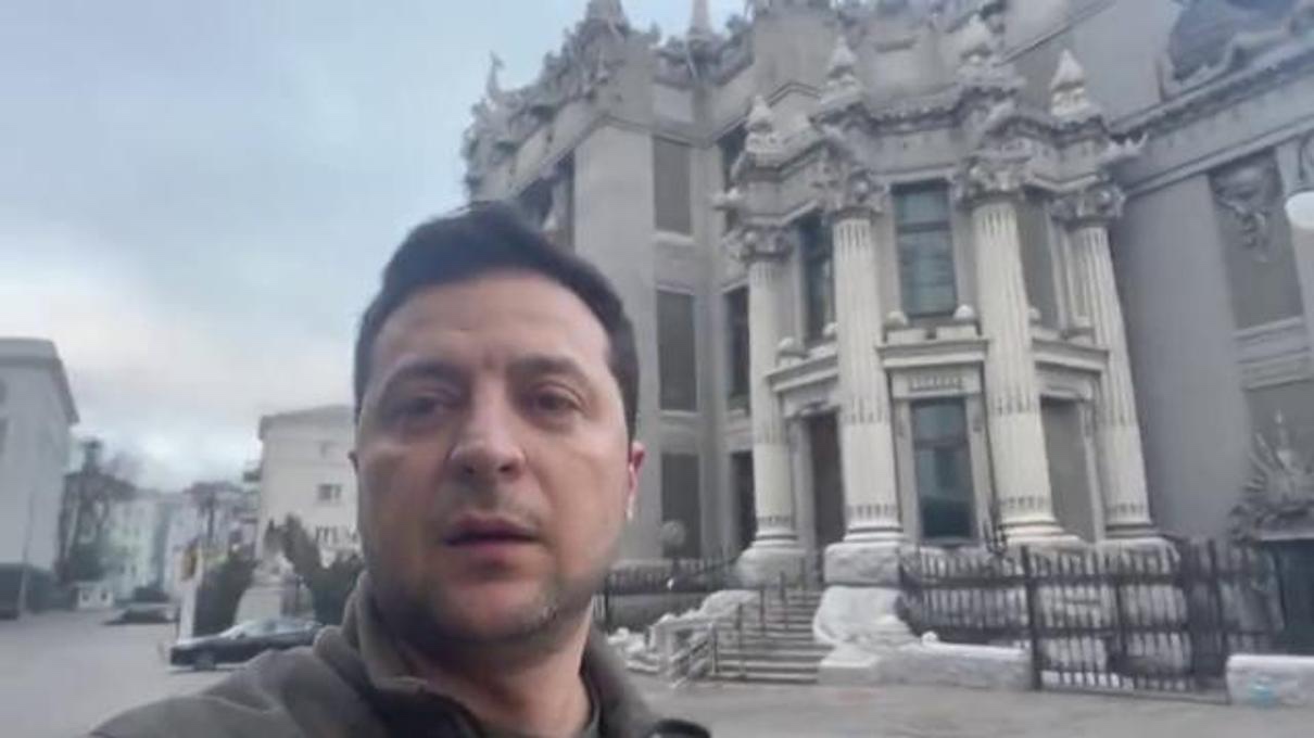 I media russi: «Zelensky è fuggito in Occidente». Ma il presidente si filma a Kiev: «L’Ucraina ci sarà ancora» – Il video