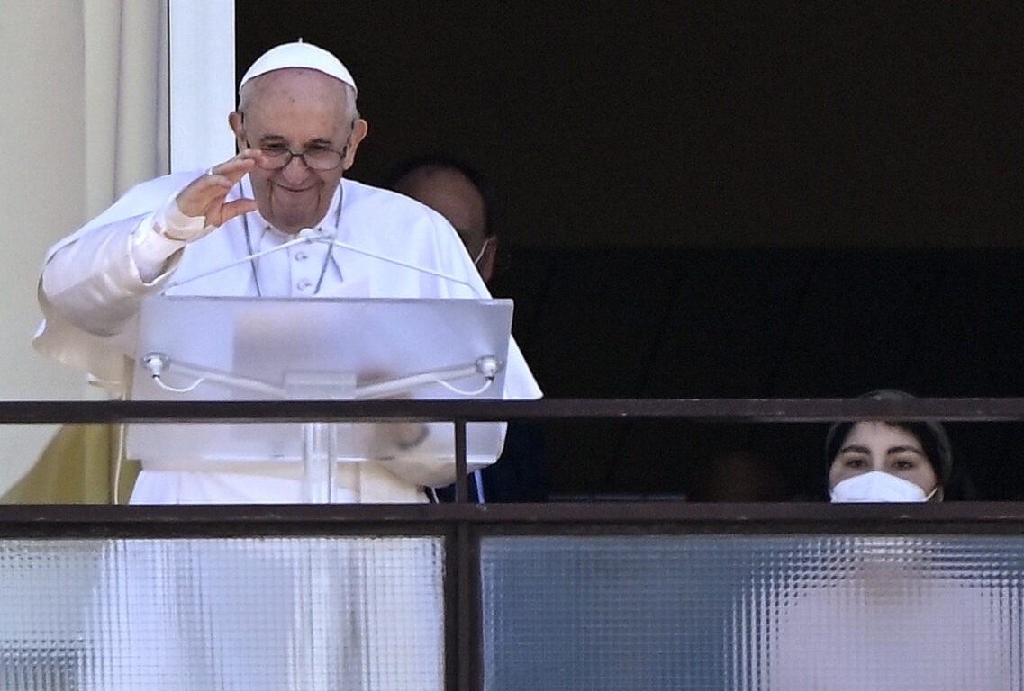 La rivelazione di Papa Francesco ai seminaristi: «Anche suore e preti hanno il vizio del porno sul web»