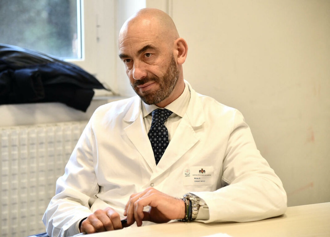 Bassetti contro il governo Meloni: «Peggior inizio possibile: come dire ai medici vaccinati “siete dei cretini”»