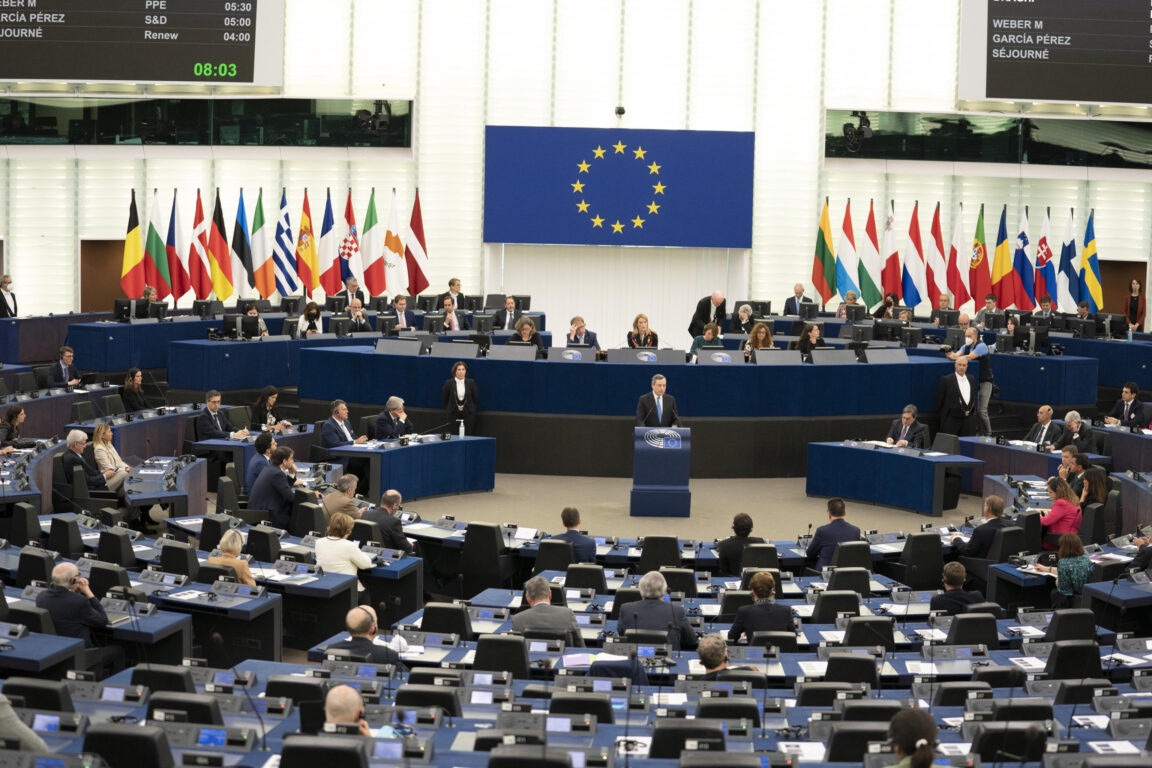 Il Parlamento Ue approva la risoluzione su «Russia Stato terrorista». Si astiene il M5s, contrari altri 4 eurodeputati italiani