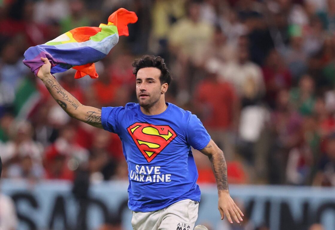 Qatar 2022, italiano invade il campo con la bandiera arcobaleno. Sulla maglia il sostegno per le donne iraniane e l’Ucraina – Le foto