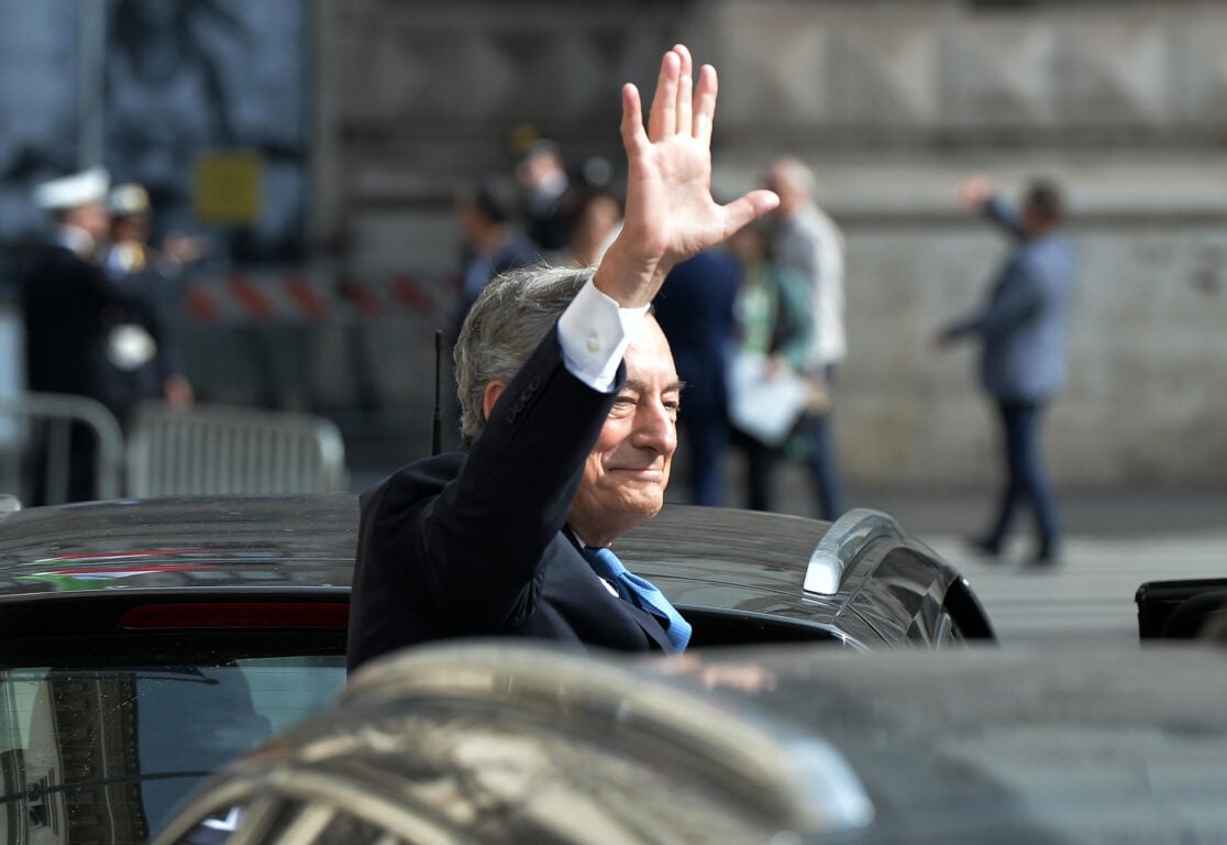 Draghi, la nuova vita da nonno: «Volevo restare, ma non l’hanno consentito. Meloni sui ritardi nel Pnrr? Ce la farà comunque»