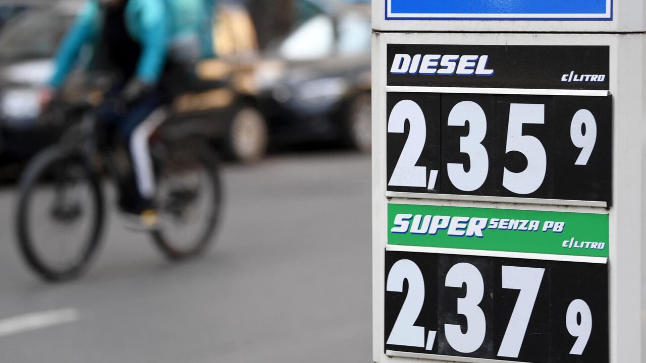 Tetto in autostrada, multe e trasparenza sui prezzi: cosa c’è nel decreto benzina e perché manca lo sconto sulle accise