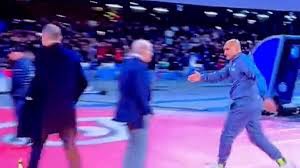 Spalletti insegue Allegri per stringergli la mano alla fine di Napoli Juve 5-1 – Il video