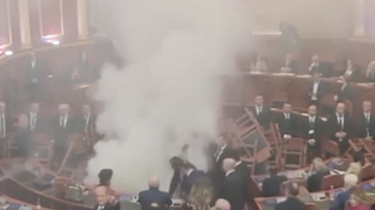 Scoppia il caos al Parlamento albanese, la protesta con fumogeni e sedie ammassate contro Edi Rama – I video