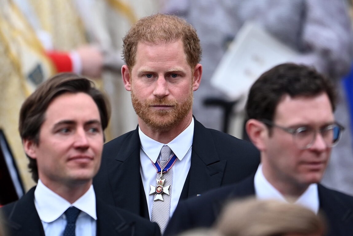 Il principe Harry a Londra, il viaggio senza Meghan dopo l’annuncio del cancro di Re Carlo: le voci sulla tregua col padre