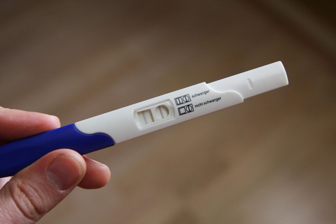 «Io, licenziata perché incinta: mi hanno costretto a fare il test di gravidanza nel bagno dell’azienda»